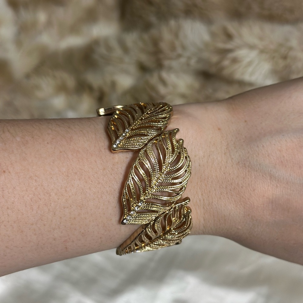 Elegant Gold Leaf Bracelet - Picture 2 of 2